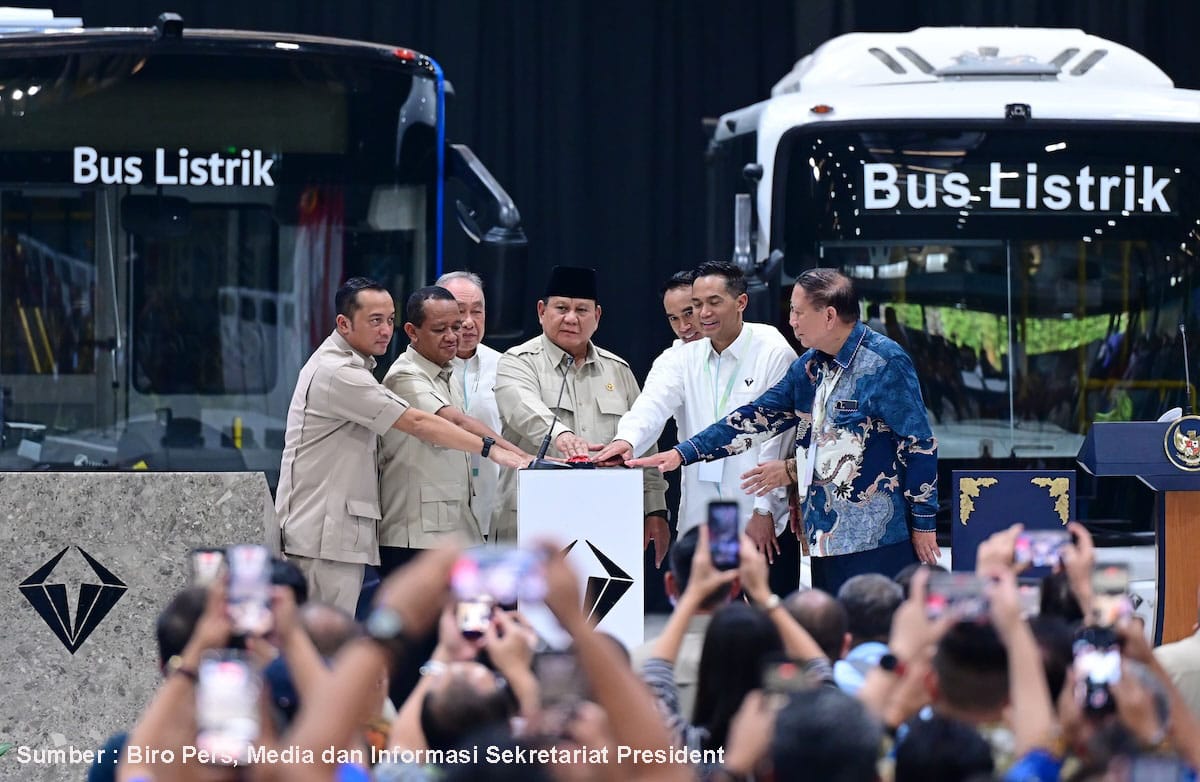 Presiden Prabowo Resmikan Pabrik Perakitan Kendaraan Komersial Listrik di Magelang