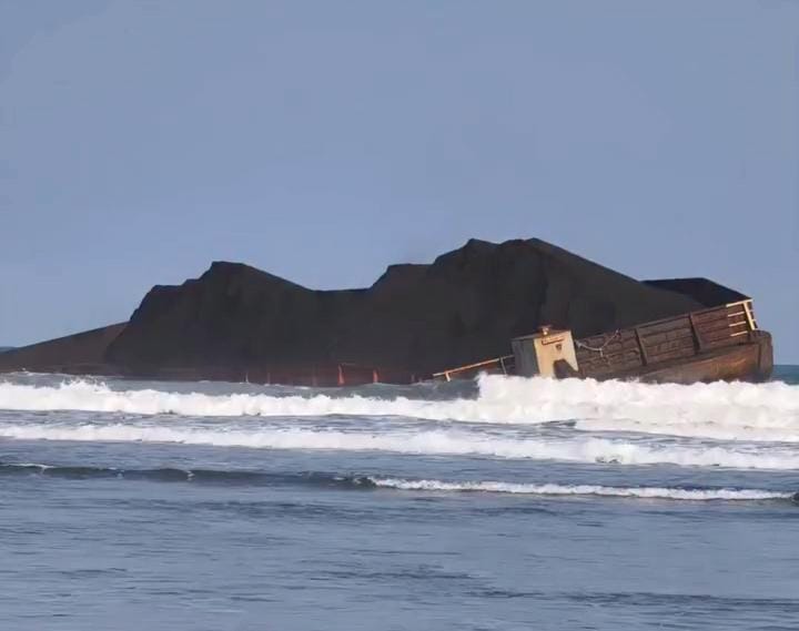Tongkang Bermuatan 8.000 Ton Batu Bara Didamparkan di Perairan Pangandaran