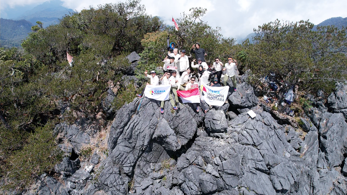Ceria Corp Kibarkan Merah Putih di Puncak Mekongga, Rayakan Kemerdekaan dari Ketinggian 2.620 Mdpl