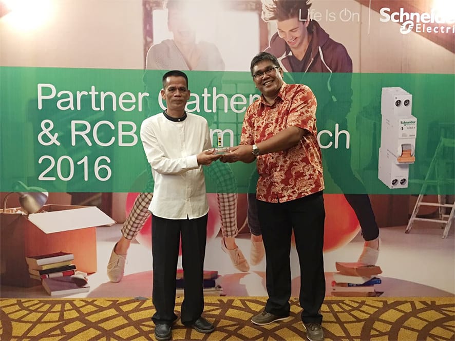 Schneider Electric Sosialisasi Kelola Listrik Aman di Batam