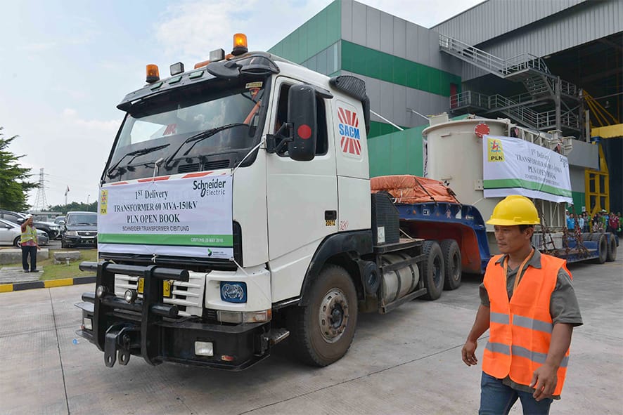 Pengiriman Komponen Transformer Bukti Komitmen Schneider Electric