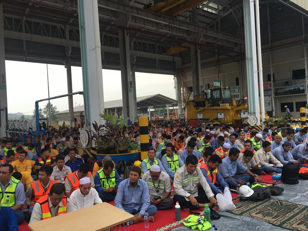 Kalsel Diselimuti Asap, Pekerja Tambang Salat Jamaah Minta Hujan