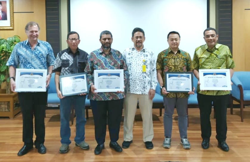 Puslitbang Tekmira Berikan Award Loyal Customer Kepada Lima Perusahaan