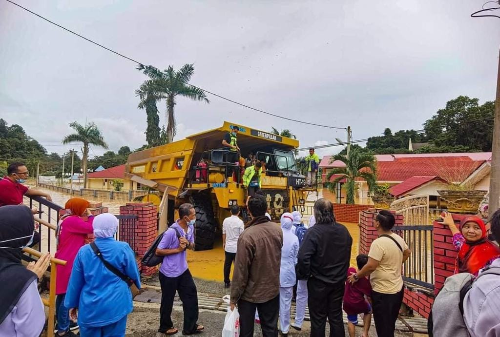 “Kingkong” J Resources Terobos Banjir Demi Selamatkan Warga Pahang, Malaysia