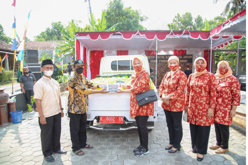 Bantu Desa Terdampak Pandemi, DWP KESDM Bagikan Sembako dan Sumbangan