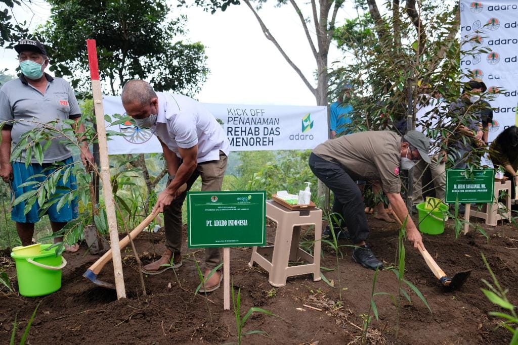 Adaro Tanam Pohon Di DAS Bukit Menoreh