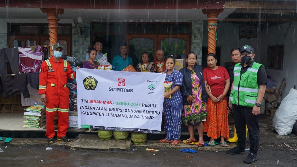 Tim Sinar Mas Berau Coal Peduli Salurkan Bantuan Untuk Warga Terdampak Erupsi Semeru