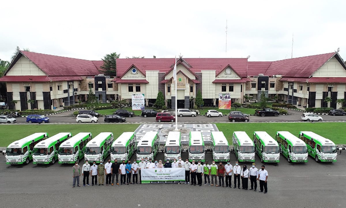 Berau Coal Salurkan Beasiswa Pendidikan dan 16 Unit Bus Transportasi ke BUMK