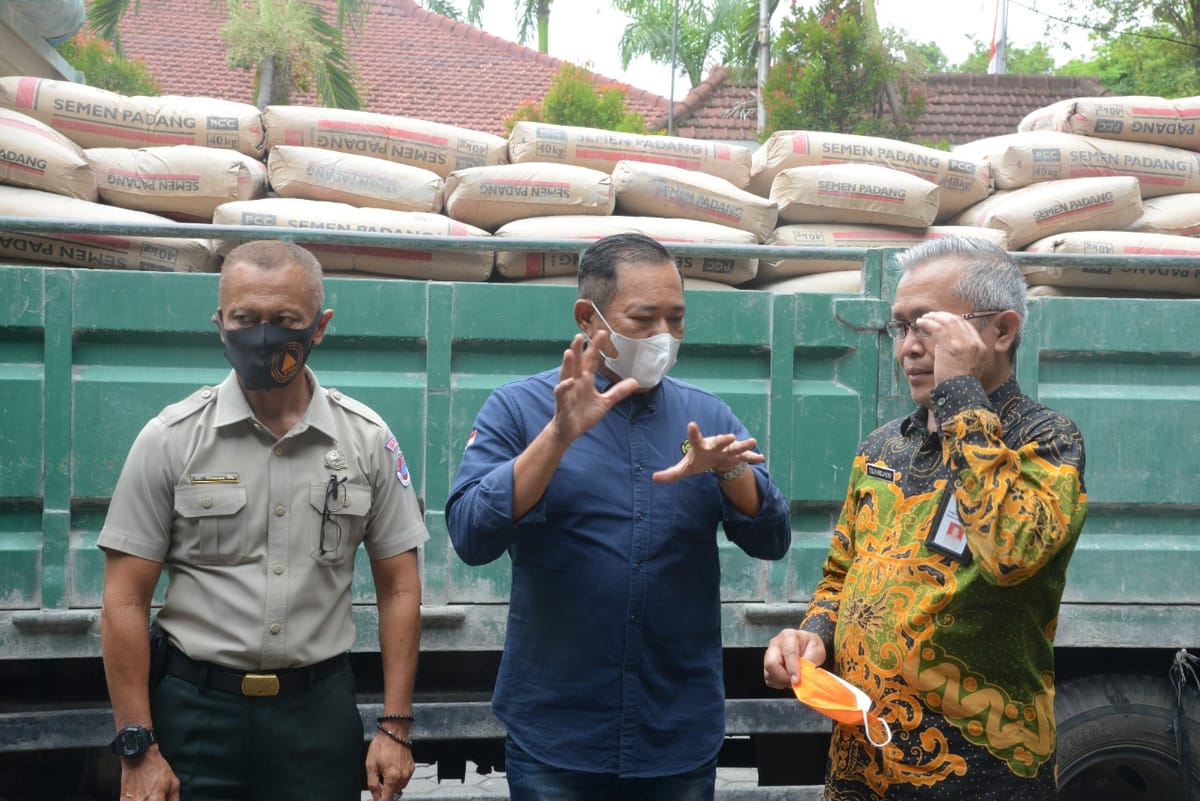 Peduli Pengungsi Erupsi Semeru, Kementerian ESDM Donasikan 1.380 Sak Semen