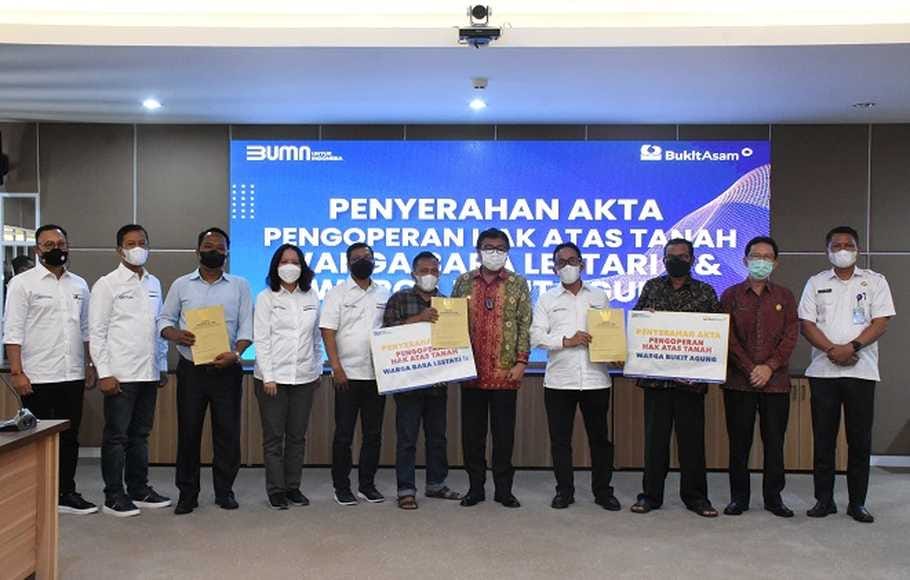 Bukit Asam Serahkan Akta Pengoperan Hak Atas Tanah Kepada 294 KK