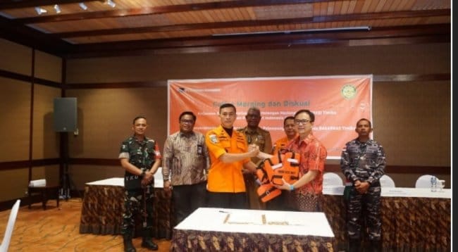 Jalin Kerja Sama, PTFI dan Basarnas Timika Serahkan Bantuan 800 Jaket Pelampung