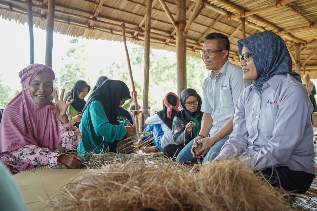 Jaga Kelestarian Adat, TINS Serahkan Dua Unit Alat Tenun untuk Lembaga Adat Mapur