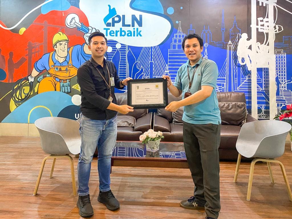 Dukung Energi Hijau, United Tractors Terima Sertifikat REC dari PLN