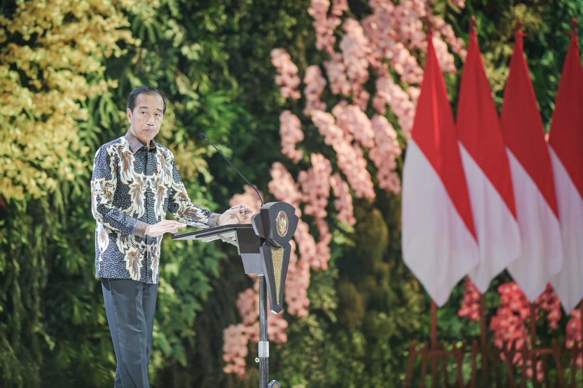Jokowi Pamerkan PLTS Apung Terbesar di Asia Tenggara