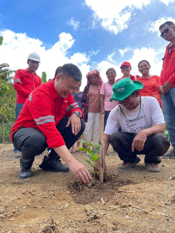 Sambut World Environment Day, DPM Serahkan Bibit Kopi dan Kemiri kepada Petani