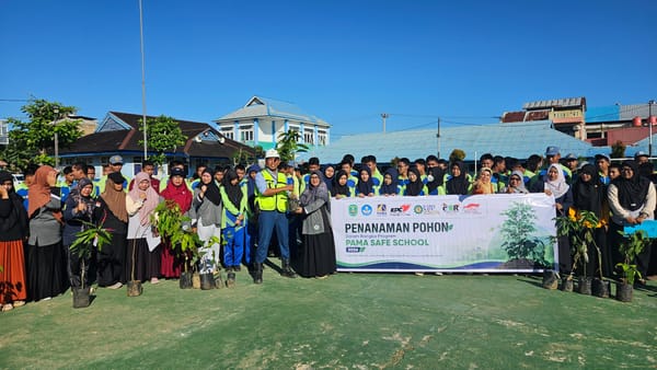 Wujudkan Sekolah Hijau dan Berkelanjutan, Anak Usaha UT PAMA Tanam Pohon di Lima Sekolah Binaan
