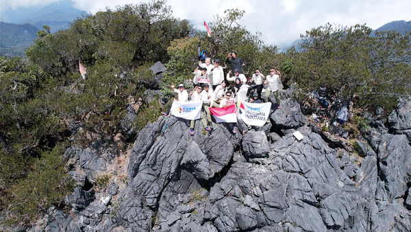 Ceria Corp Kibarkan Merah Putih di Puncak Mekongga, Rayakan Kemerdekaan dari Ketinggian 2.620 Mdpl