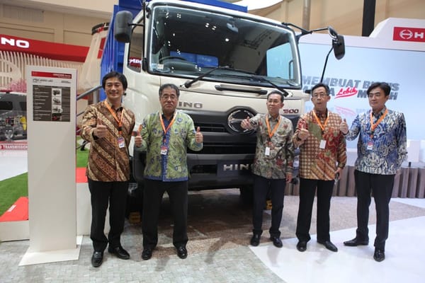 7 TRUK HINO  SEDOT PERHATIAN PENGUNJUNG GIIAS 2016