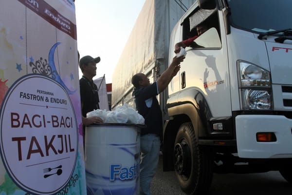 Pertamina Lubricants Bagi-bagi Tak'jil di Lebih 30 Titik