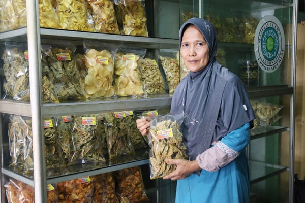 Dari Hasil Keripik Tiga Saudara, Ermita Berangkat Haji