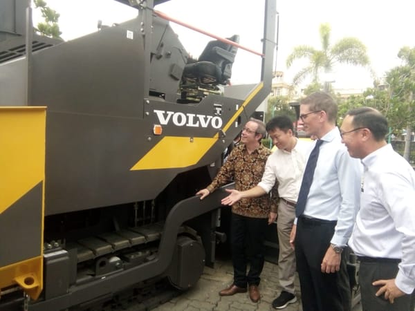 Volvo Luncurkan Dua Andalan Alat Berat Aspal Jalan