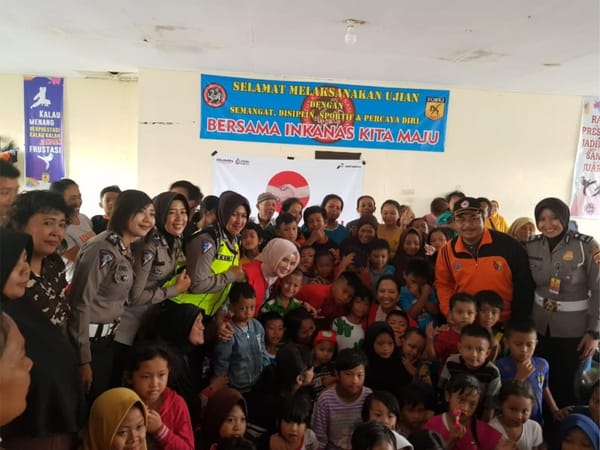 Menteri BUMN Hibur Pengungsi Banjir Kabupaten Bandung