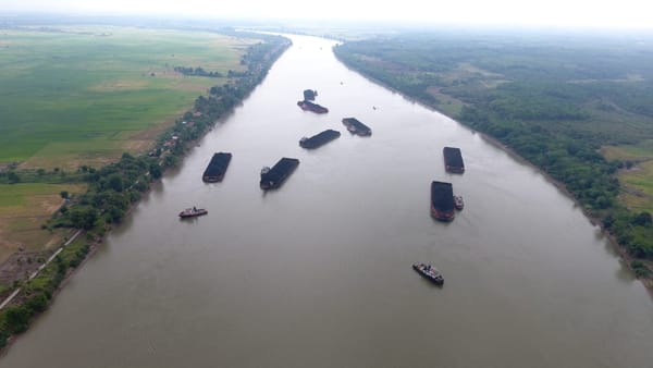 Air Sungai Musi Surut Akibat Kemarau, Sejumlah Tongkang Batu Bara Mandek