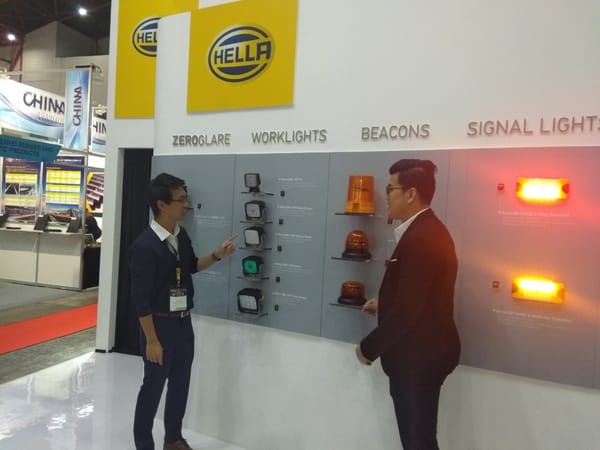 Hella Rancang Lampu Alat Berat Berproyeksi Tanda Bahaya