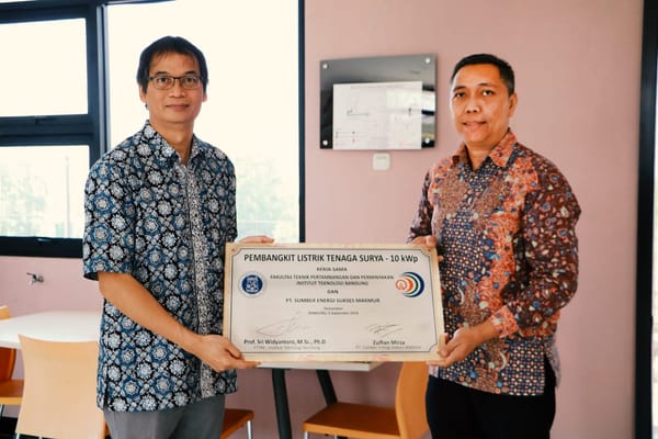 Sumber Energi Serahkan PLTS Rooftop ke FTTM-ITB