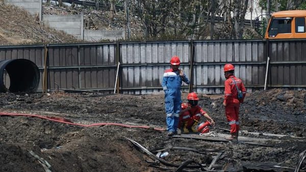 Pertamina Bersihkan Ceceran BBM Di Lokasi Kebakaran Pipa Cimahi