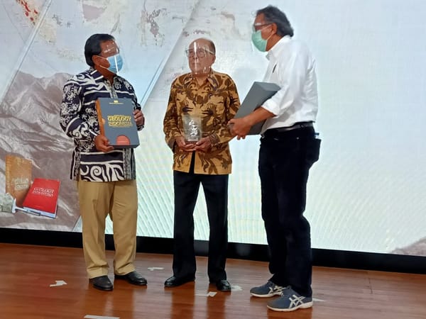 Prof Koesoemadinata Luncurkan Buku Geologi Indonesia
