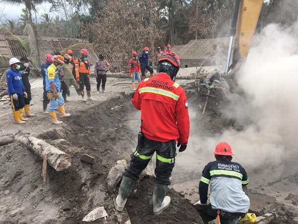 Tim Tanggap Darurat NHM Lakukan Aksi Kamanusiaan Untuk Korban Semeru di Lumajang
