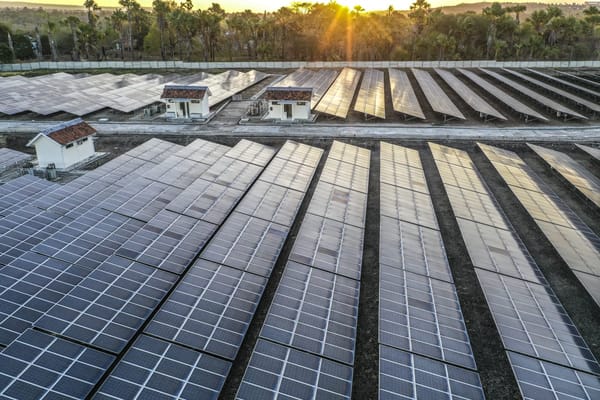 Dongkrak Bauran Energi Hijau, PLN Konversi 250 MW Pembangkit Diesel ke Surya di 2022