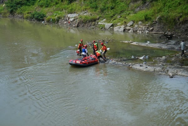 Bulan K3, PTBA Bersih-Bersih Sungai Enim