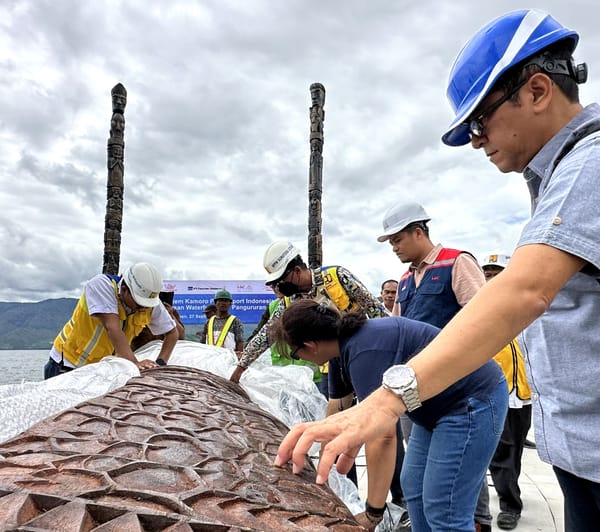 Dukung Bangun Taman Totem Dunia, PTFI Serahkan Dua Totem Kamoro