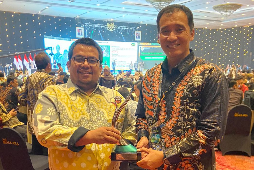 Direktur Operasi PT MDB Adi Risfandi saat menerima Penghargaan PROPER Hijau dari KLHK